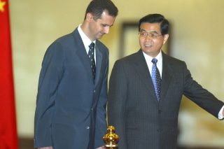 Ο Μπασάρ αλ Ασαντ στην Κίνα το 2004 με τον τότε Κινέζο πρόεδρο Χου Τζιντάο